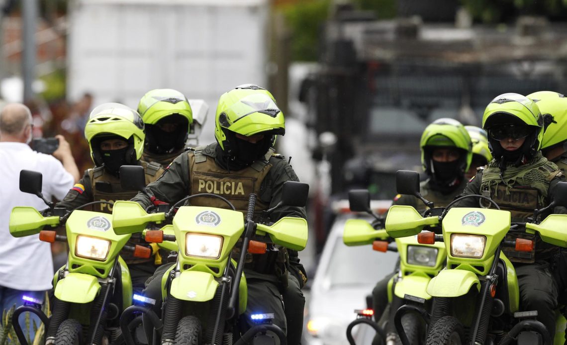 Suspenden a ocho policías en Colombia por la muerte de tres civiles