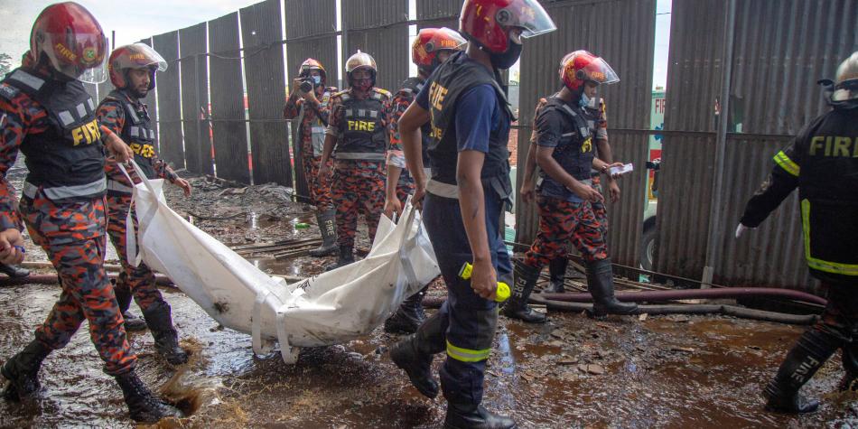 Al menos seis personas fallecieron este lunes en el incendio de una fábrica de plásticos en Dacca, la capital de Bangladesh al sur de Asia, afirmaron a Efe fuentes del servicio de bomberos. 