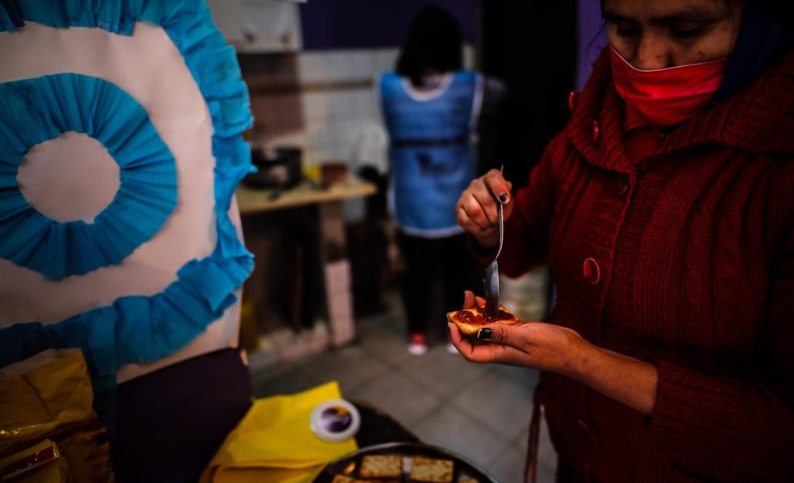 Unicef dice que un millón de niños en Argentina evitan una comida por dinero