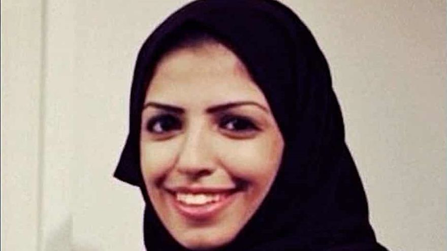 Condenan mujer a 34 años de cárcel en Arabia de Saudí por comentarios en Twitter