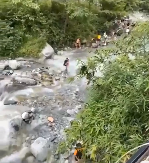 Cuatro muertos y nueve heridos tras ser arrastrados por un río en China