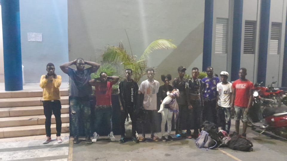 PN detiene13 nacionales haitianos que entraron ilegalmente al país en Azua
