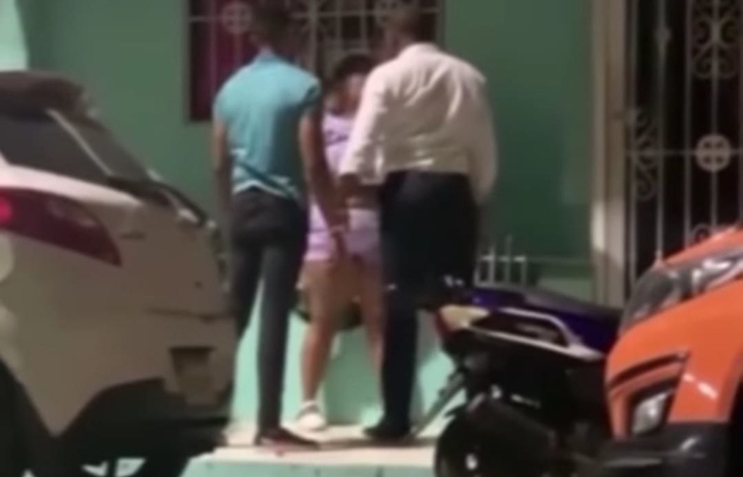 PN apresa hombre captado en video golpeando a mujer en Villa Altagracia