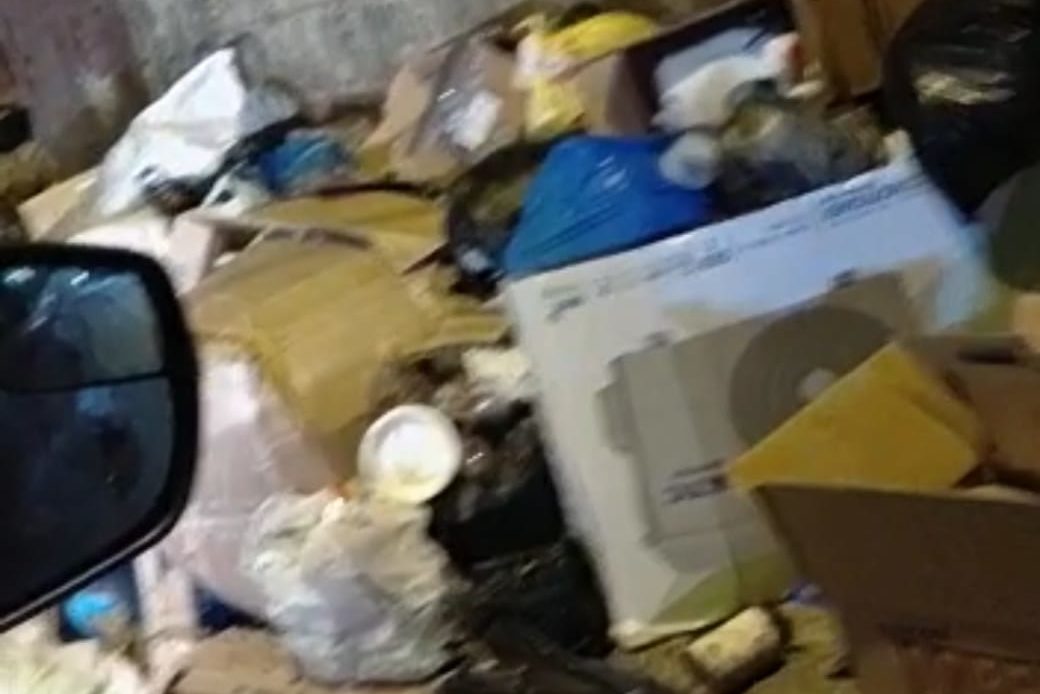 Denuncian cúmulo de basura en las afueras de Hospital en Los Alcarrizos afecta a ciudadanos