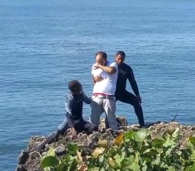 Bomberos evitan que hombre se tire al mar para intentar quitarse la vida