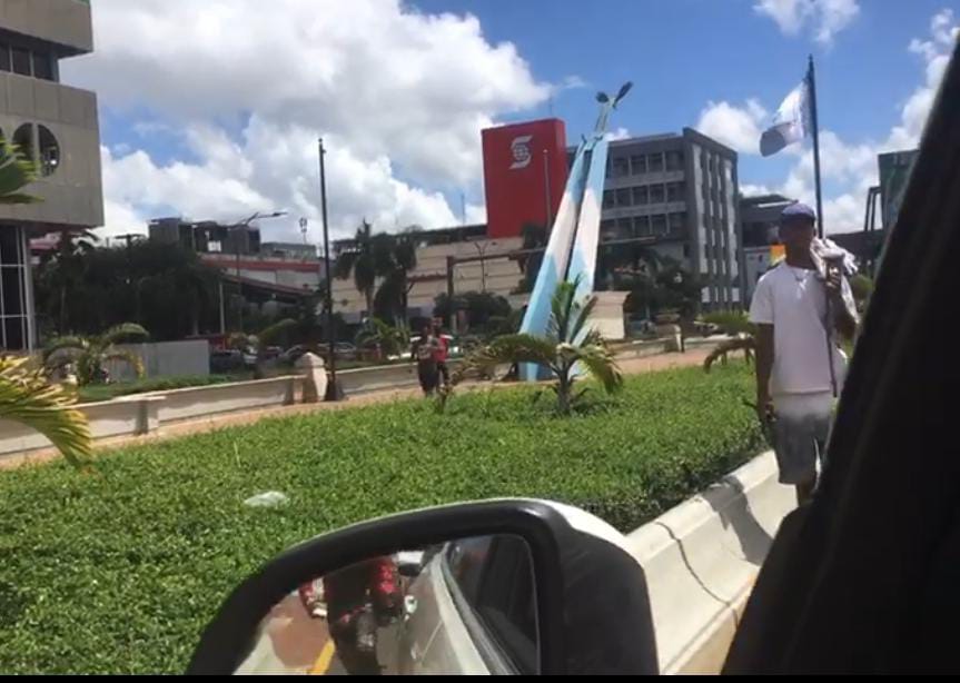 Joven intenta agredir conductor que grababa pelea de presuntos haitianos
