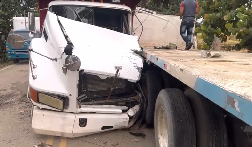 Accidente de tránsito a causa de humadera deja varios heridos en Montecristi
