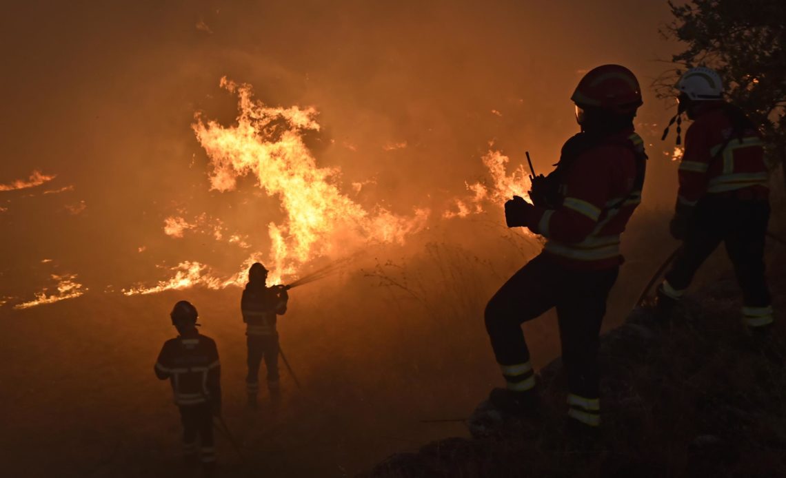 Muere un bombero en Portugal, donde se combaten tres incendios forestales