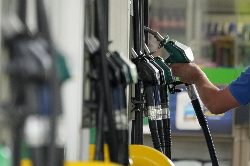 El galón de gasolina en EE.UU. cae por debajo de cuatro dólares