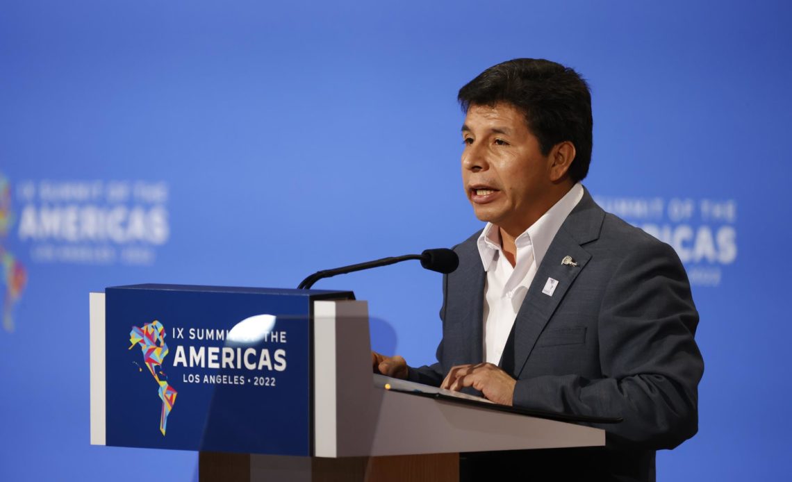 Presidente de Perú acude a Fiscalía a responder sobre ascensos militares