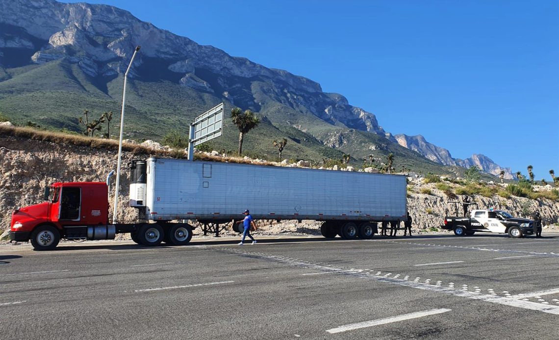 Casi 200 migrantes fueron localizados en camiones en el norte de México