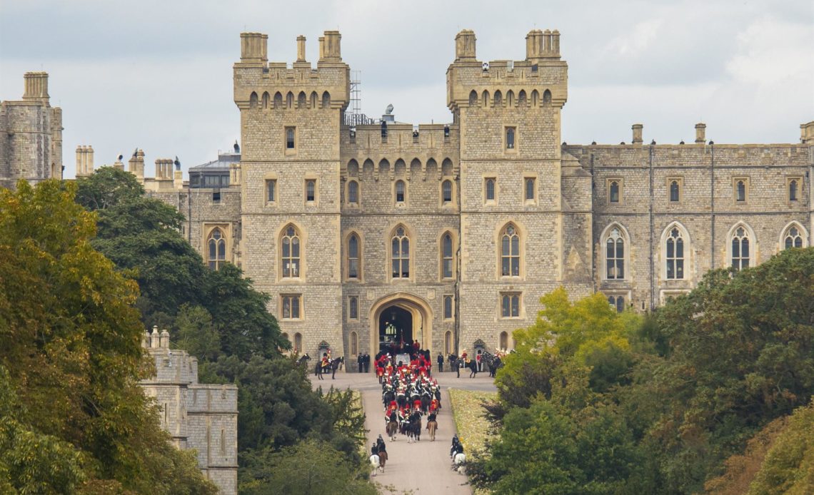 Féretro de Isabel II entra en la bóveda real en Windsor
