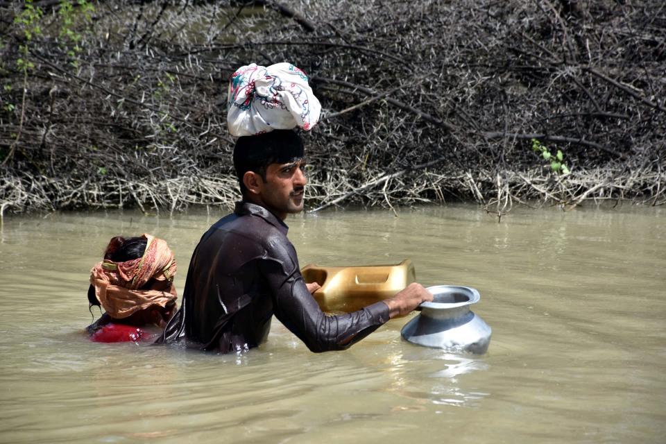 Pakistán apura evacuaciones tras aumento de agua en lago más grande