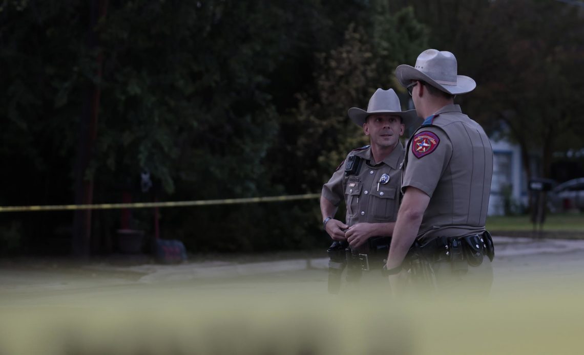 La ciudad estadounidense de Uvalde, en Texas, vivió el jueves un nuevo suceso de violencia con un tiroteo que dejó dos heridos en el Memorial Park, cercano al monumento que se erigió para homenajear a las víctimas del tiroteo del 24 de mayo.