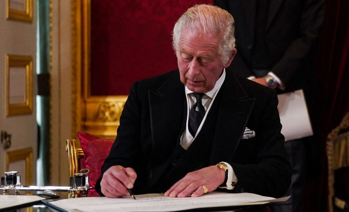 Carlos III planea una monarquía más austera y reducida