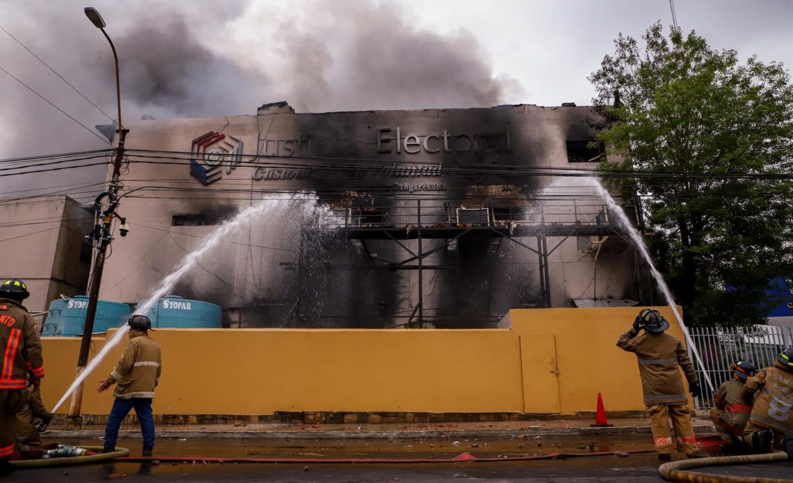 Al menos un muerto y 7,700 máquinas de votos quemadas tras incendio en Paraguay
