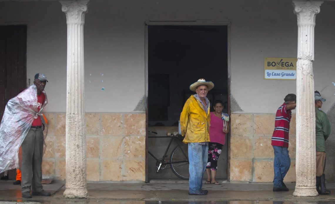 Huracán Ian cruza el occidente cubano dejando intensas lluvias y vientos huracanados