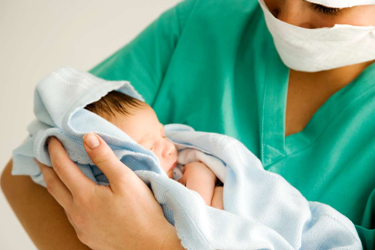 Una Enfermera Salva La Vida De Una Bebé Recién Nacida Que Dejó De ...