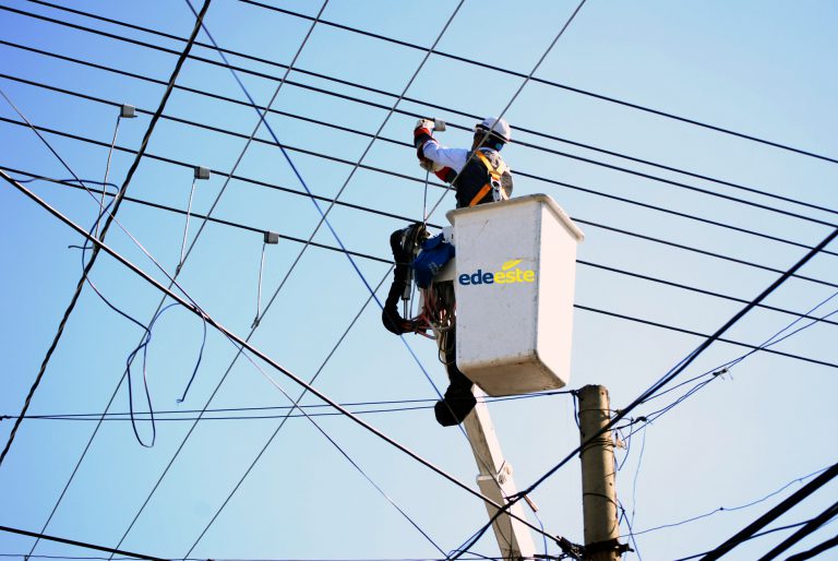 Más de 150 circuitos eléctricos en el país fueron afectados por el paso del huracán Fiona