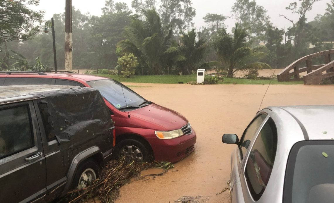 El huracán Fiona deja a Puerto Rico a oscuras, con ríos desbordados y con daños catastróficos