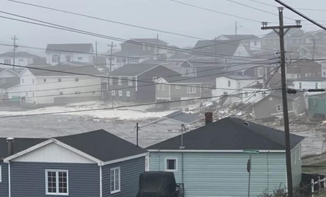 Fiona arrastra varias casas al mar en Canadá; causa apagones