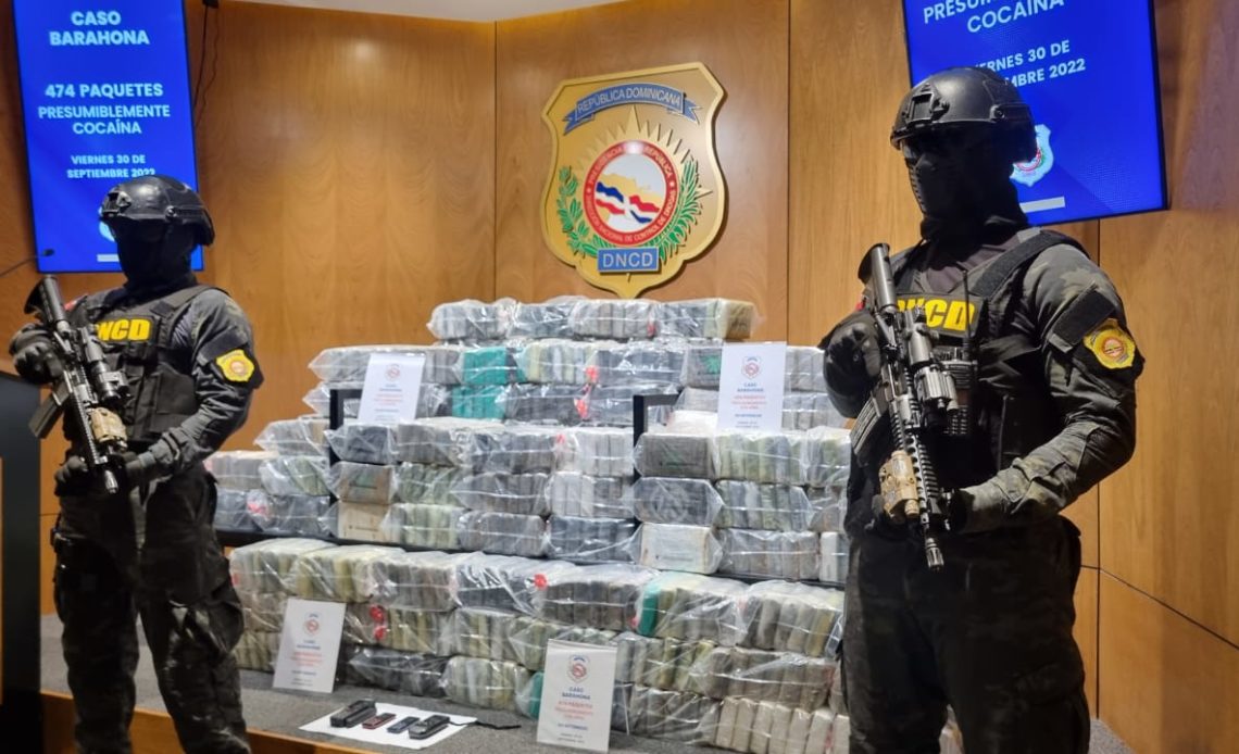 Apresan 3 dominicanos y un colombiano con 474 paquetes de cocaína en Barahona