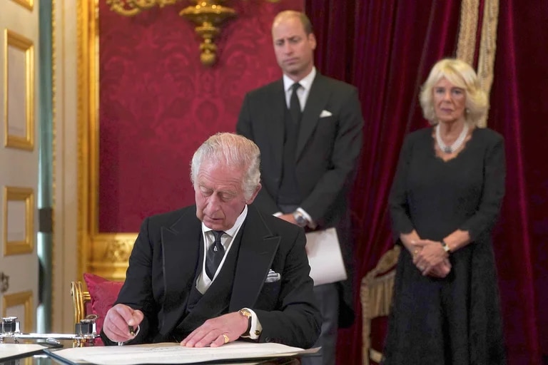 Rey Carlos II firma juramento