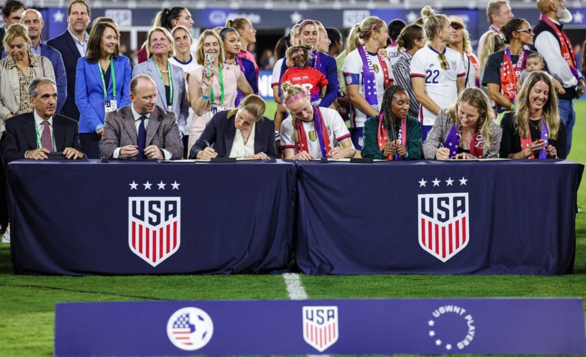 Equipos de fútbol masculino y femenino de EE. UU. firman acuerdos de igualdad salarial