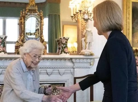 Recibimiento de la primera ministra del Reino Unido fue la última aparición de la reina Isabel II