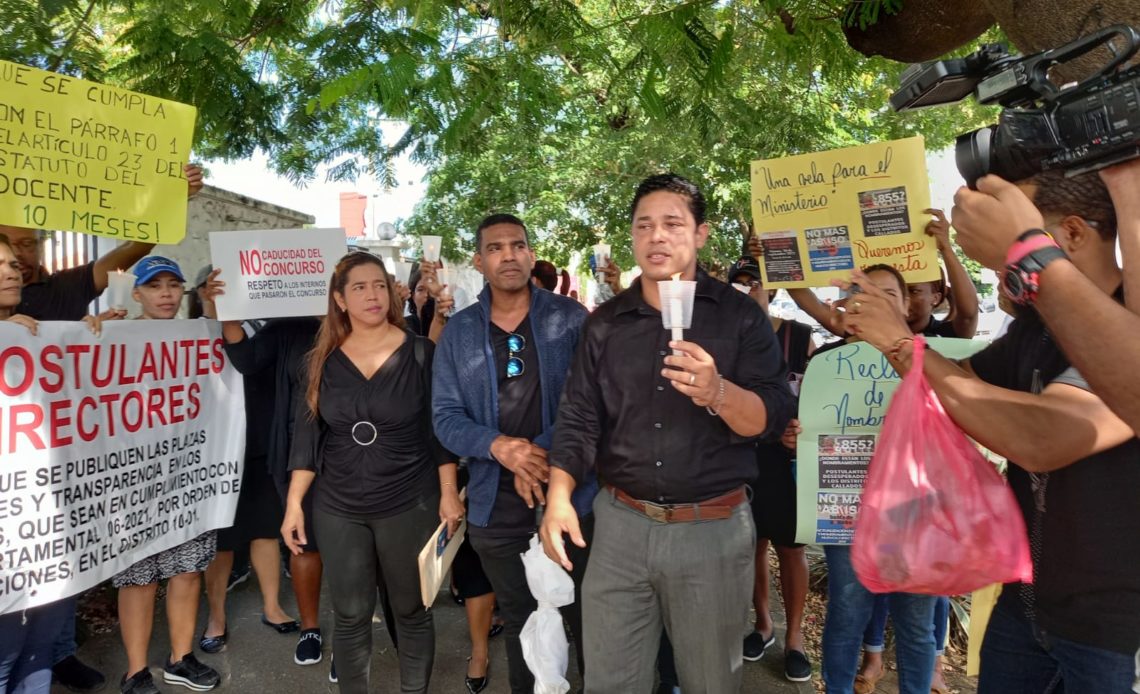 Postulantes a directores protestan en reclamo de nombramientos