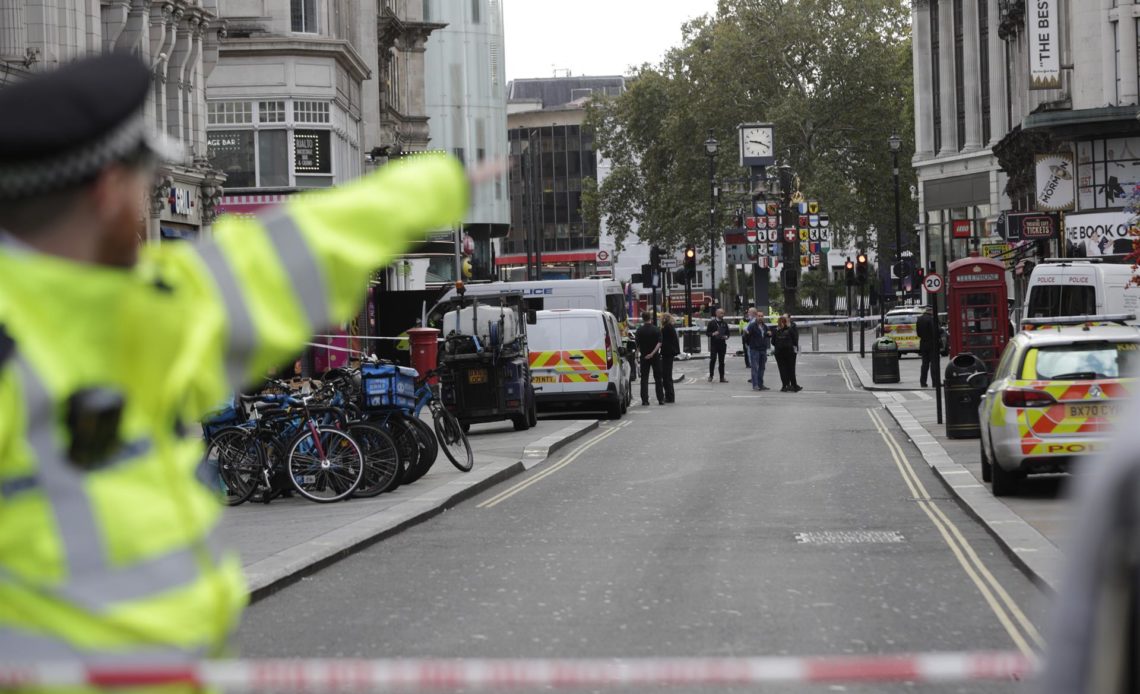 Al menos dos policías apuñalados en centro de Londres