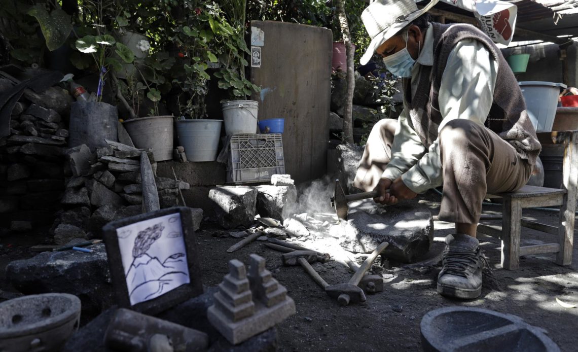 Artesanos mexicanos utilizan piedras volcánicas como lienzo