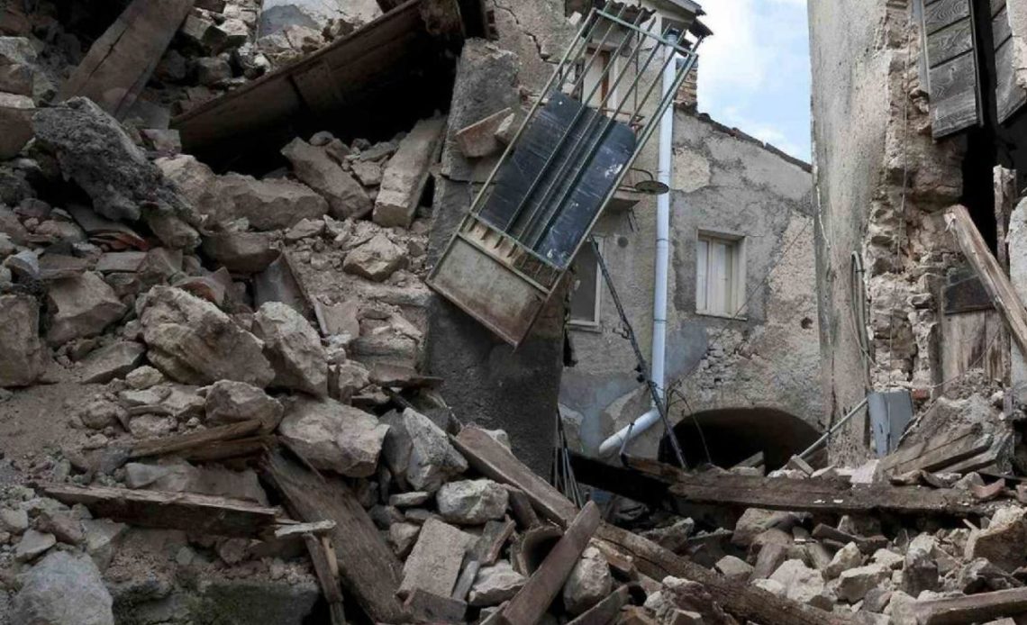 Al menos 21 personas muertas tras sismo de magnitud 6.6 en China