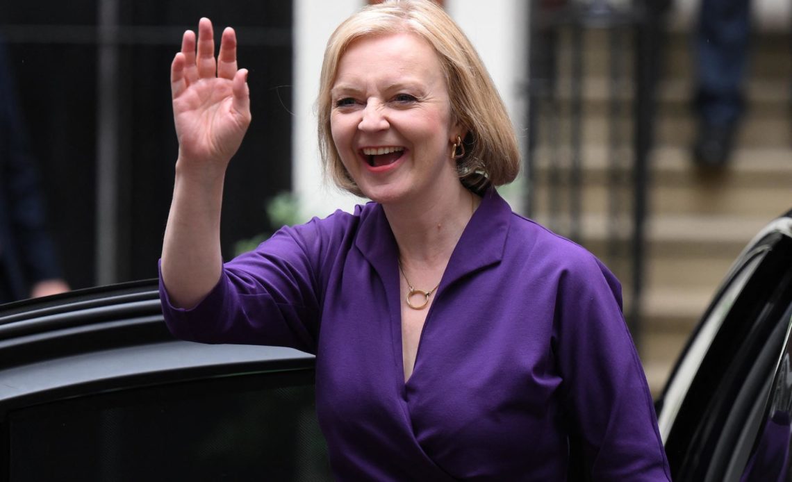 Truss sigue lucha por mantenerse como primera ministra en Reino Unido