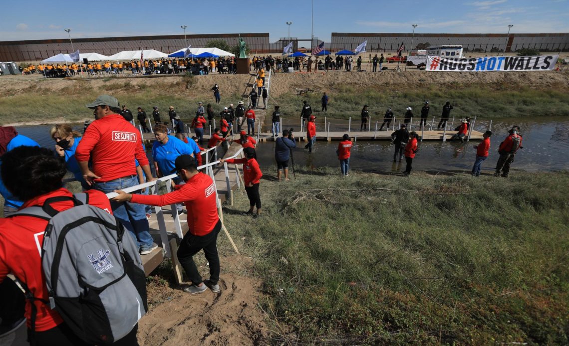 Migrantes mexicanos cruzan frontera para volver a ver a sus seres queridos