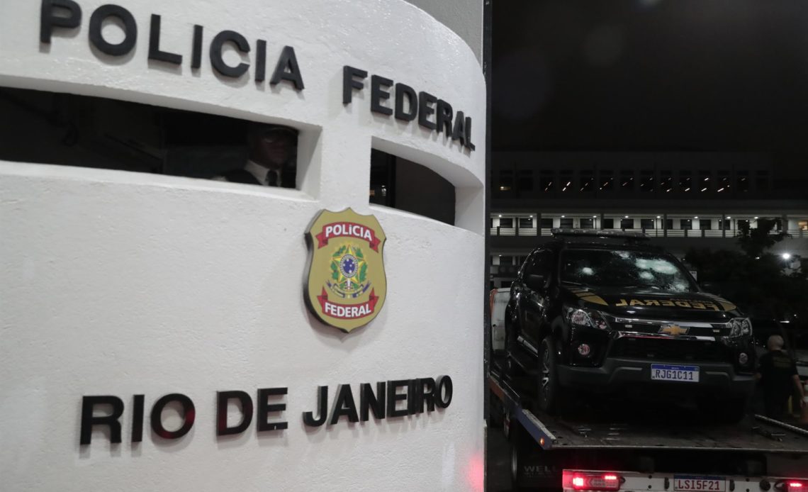Se entrega un exdiputado aliado de Bolsonaro que lanzó una granada contra dos policías