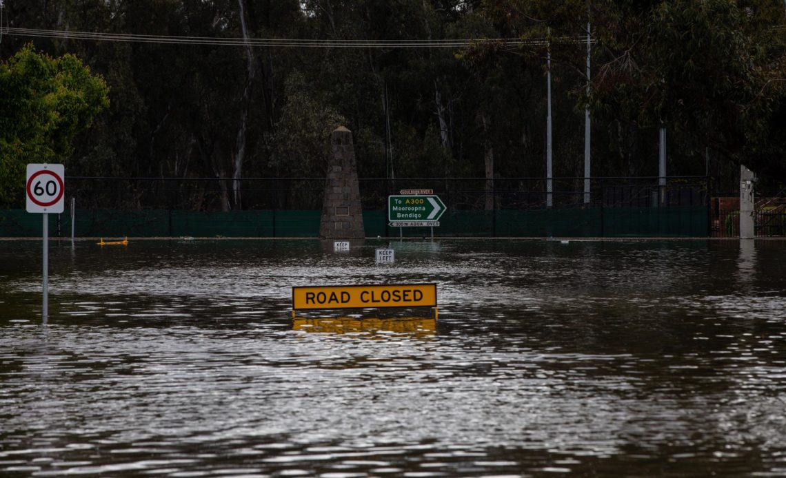 Primer ministro de Australia visitó áreas afectadas por inundaciones
