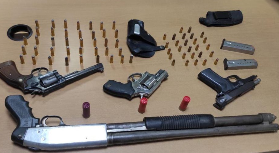 Autoridades ocupan armas de fuego y municiones durante allanamiento en Santiago