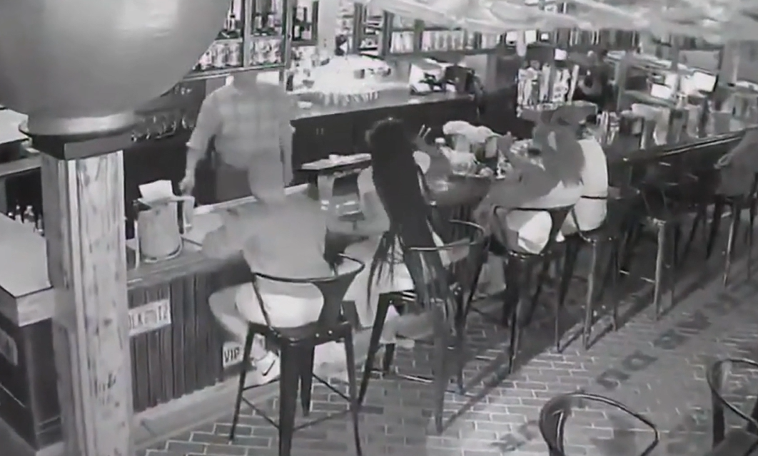 Despiden gerente de restaurante que lanzó bebida en el rostro de una mujer
