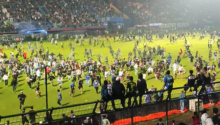 Horror en Indonesia: reportan decenas de muertos en un partido de fútbol