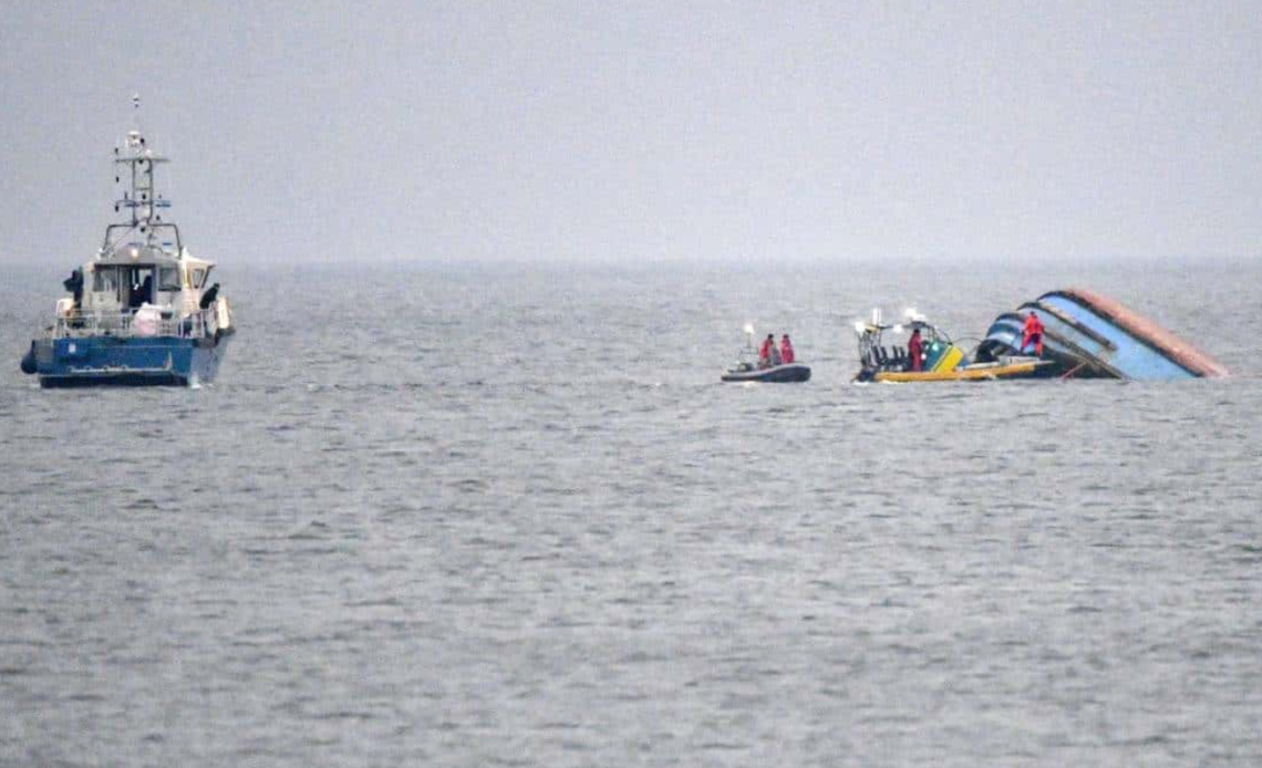 La Armada rescata cuatro personas y mantiene búsqueda de víctimas de naufragio
