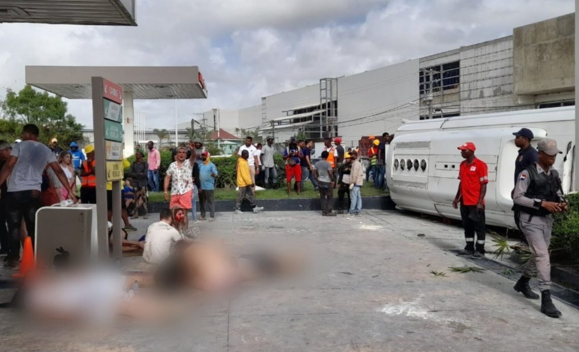 Al menos dos muertos y varios heridos tras volcarse autobús en la carretera Bávaro Miches