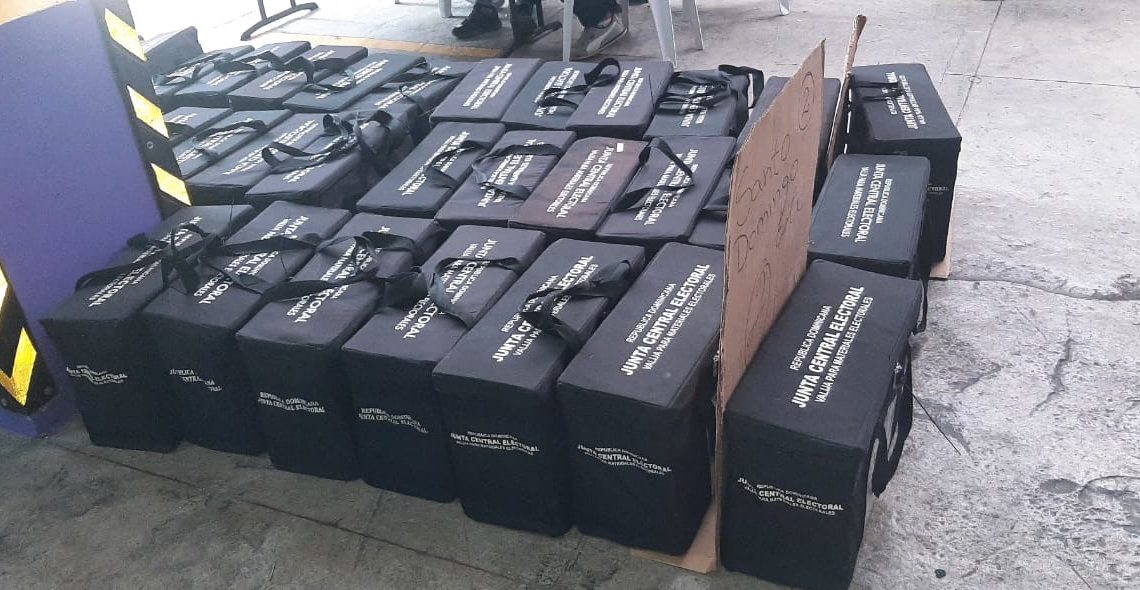 Ya están en la Casa Nacional las valijas que se usarán en la consulta interna del PLD