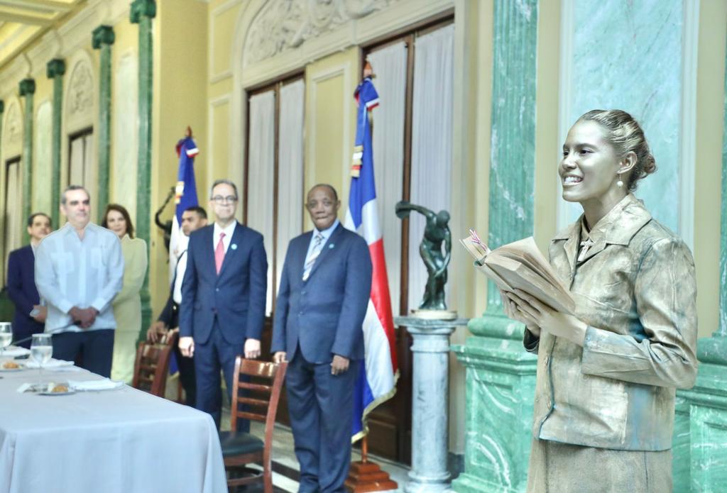 Abinader recibe poetas dominicanos en el Palacio por Día Nacional del Poeta