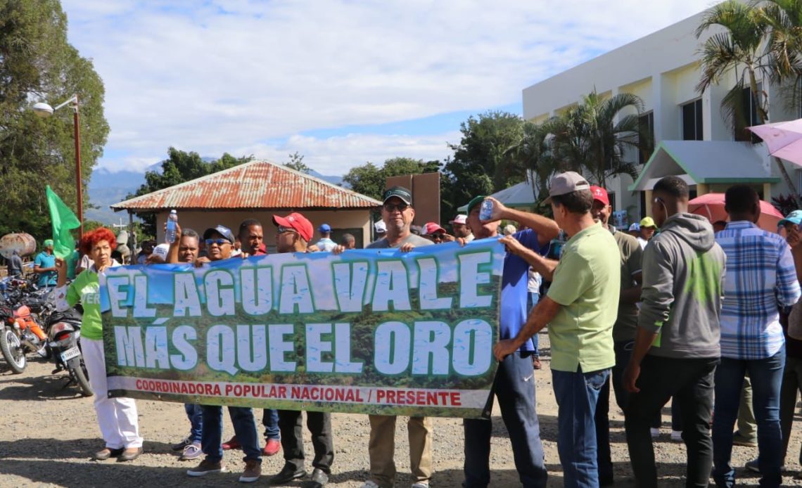 Cientos de personas marchan en San Juan contra explotación minera