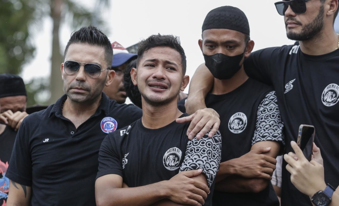Autoridades comprometidas con esclarecer la peor tragedia en el fútbol indonesio