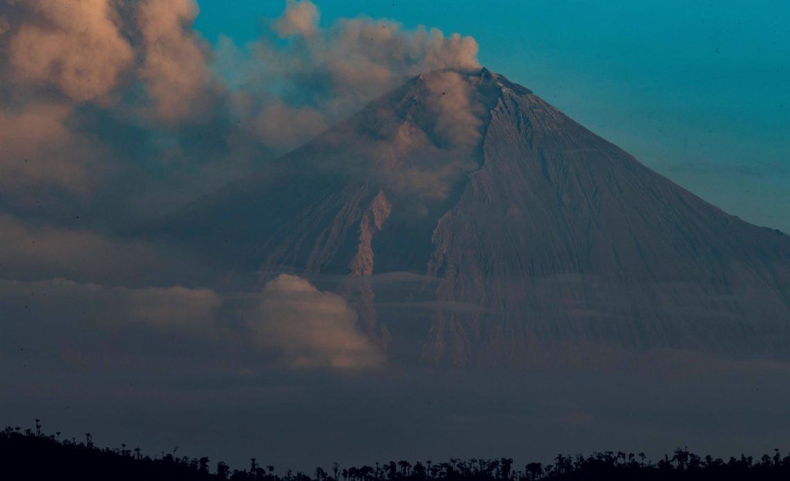 Advierten sobre posible caída de ceniza volcánica en tres provincias de Ecuador