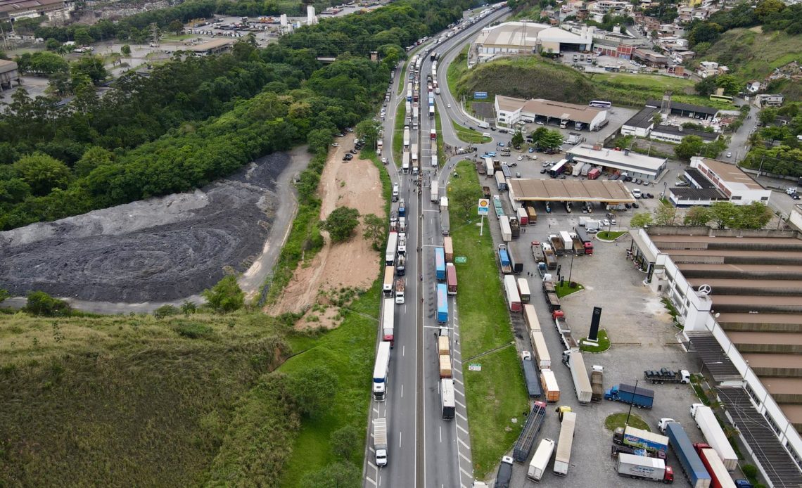 Aumentan a 70 los bloqueos de camioneros en Brasil por la derrota de Bolsonaro