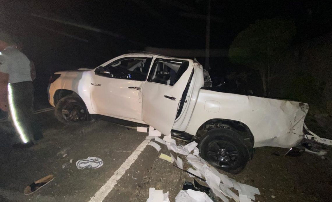 El hermano del empresario Wilkin Peguero, alias Mantequilla, confirmó que el vehículo en el que se trasladaba su padre y la madrastra y un chófer era perseguido por los motoristas que pretendían incendiar la camioneta. 