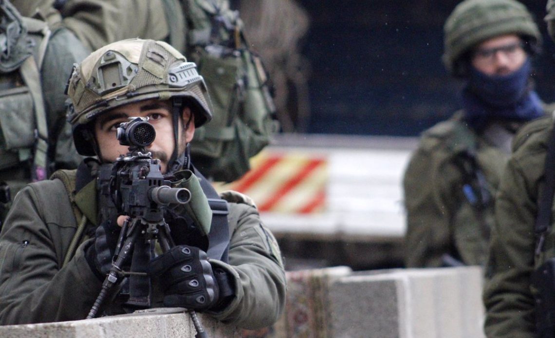 Un palestino muere en una operación del ejército israelí en Cisjordania